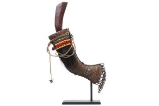 Nepalese Gurka dagger with sheath in fibres and metal adorned with pearls || Nepalese dolk van de