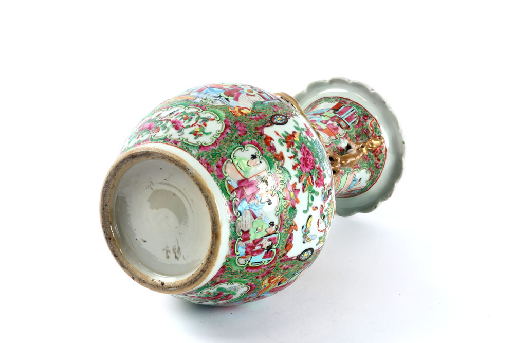 19th Cent. Chinese vase in porcelain with a Cantonese decor || Negentiende eeuwse Chinese vaas in - Image 7 of 7