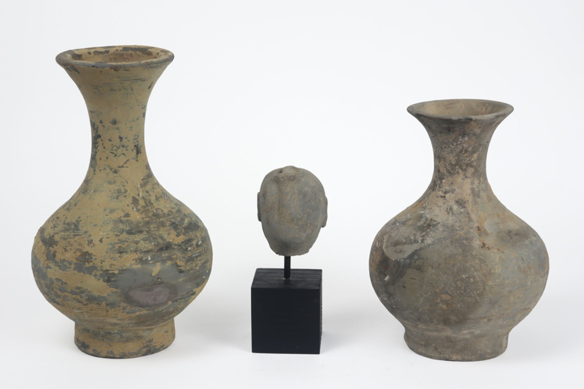 three Chinese Han Dynasty earthenware pieces : two vases and a head || CHINA - HAN - DYNASTIE (206 - Image 2 of 5