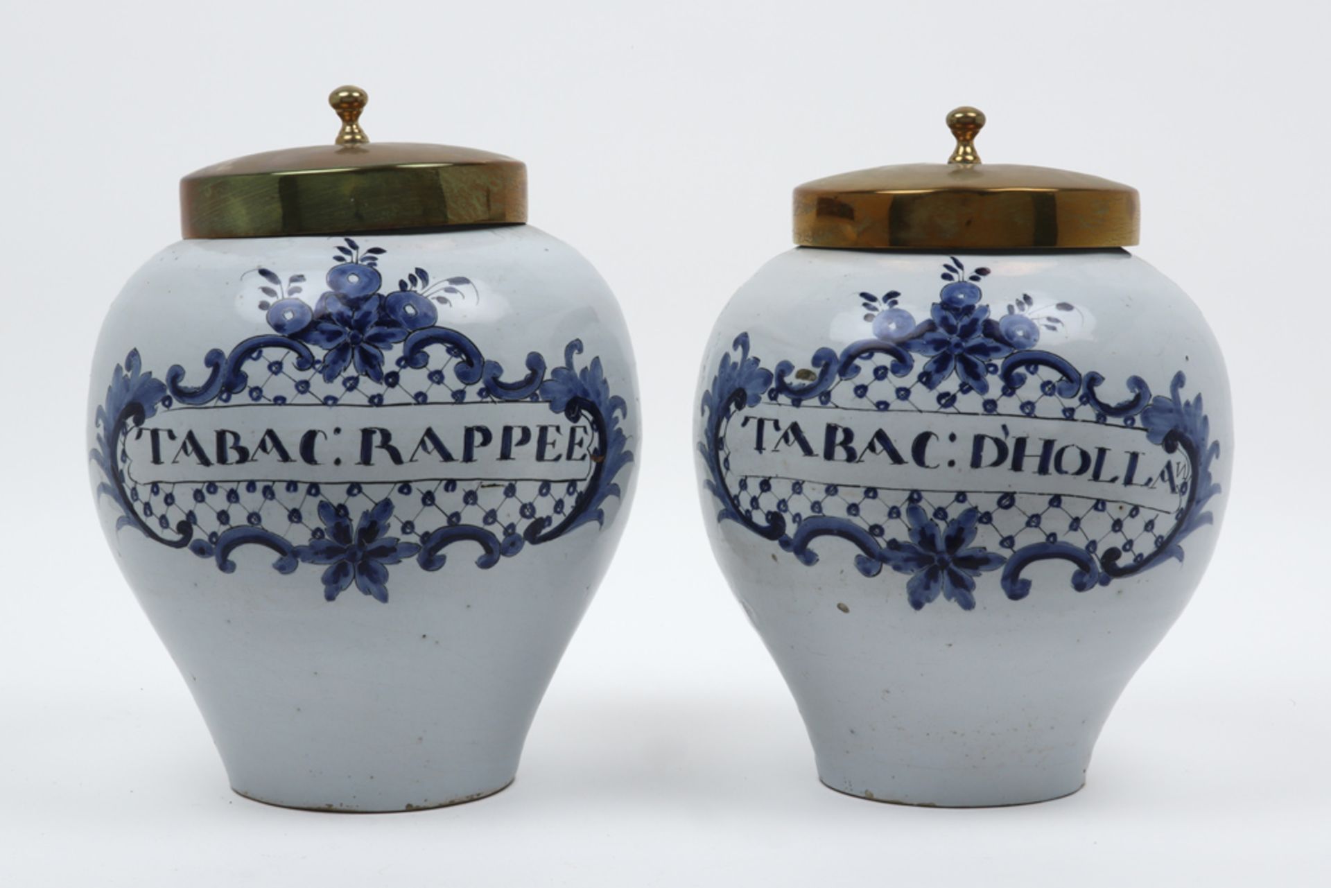 pair of antique tobacco jars in ceramic from Delt - with brass lids || Paar antieke tabakspotten