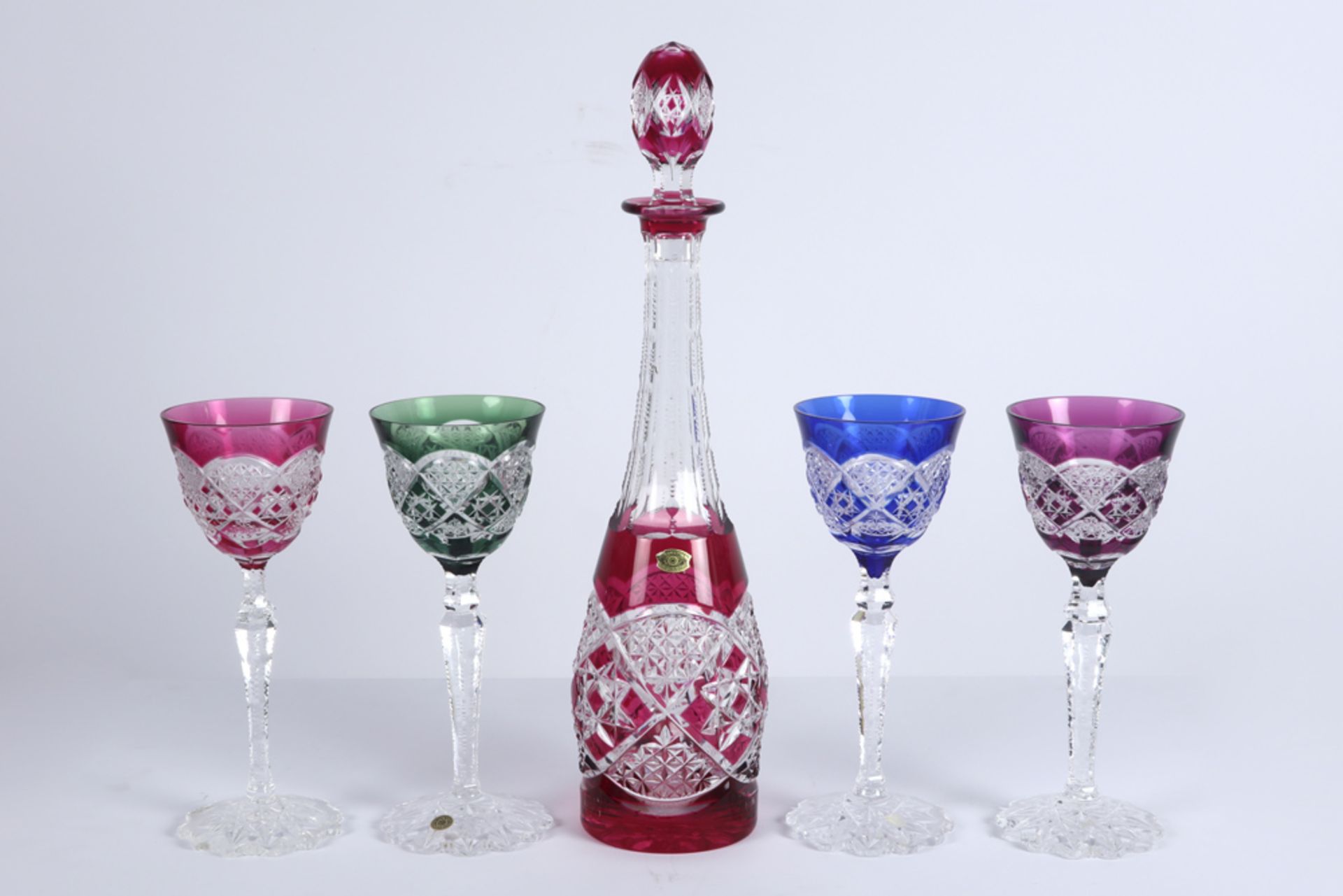 5 pieces of Belgian VSL crystal four glasses and a decanter || Lot gekleurd en geslepen kristal