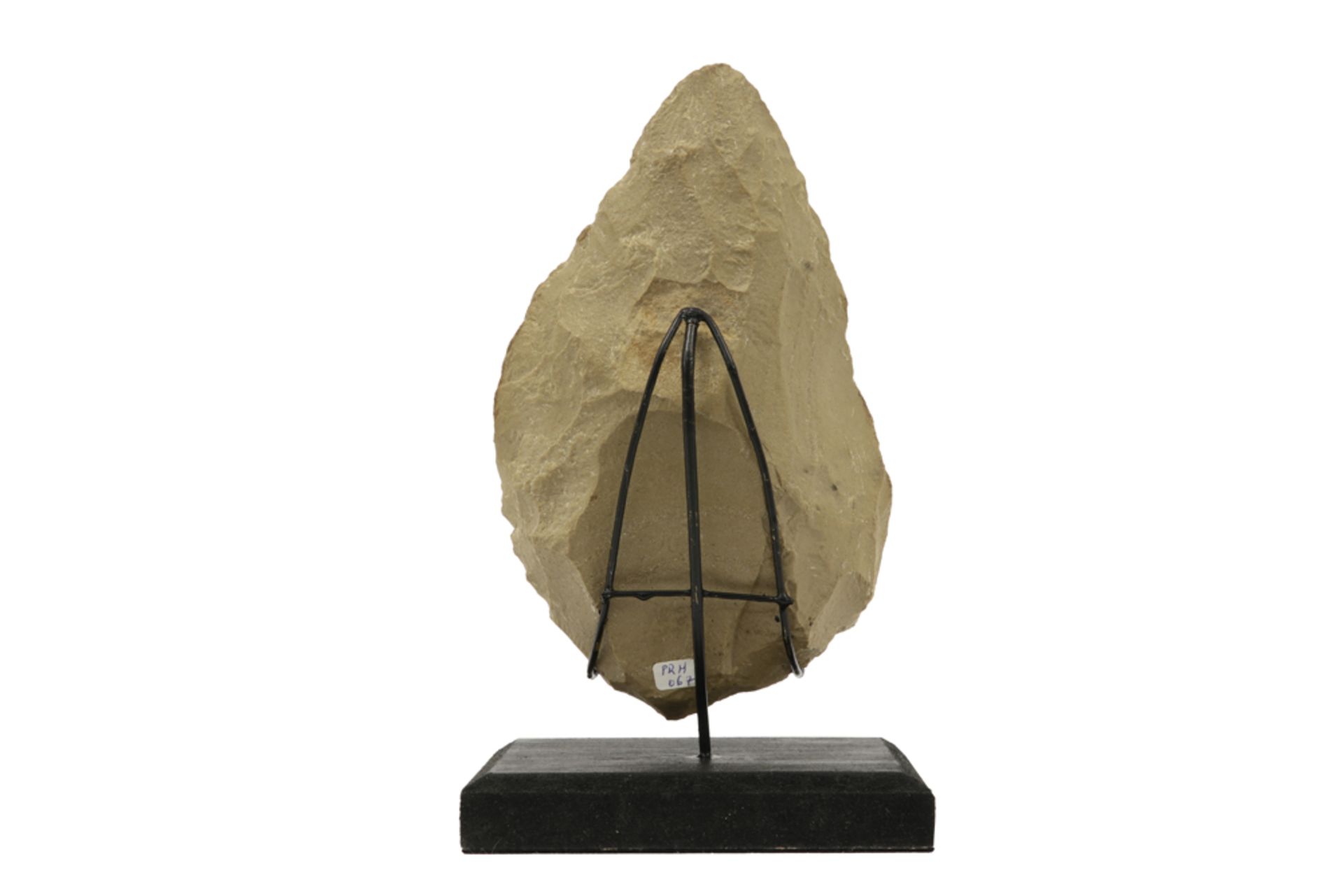 Archaeology from the Early Paleothic Age : rare two-sided stone hand axe dating between 300000 and - Bild 2 aus 3