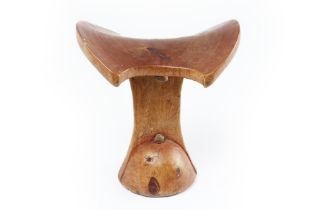 Ethiopian neck rest in wood || Mooie Ethiopische neksteun in hout met sterk gestileerde vormgeving -