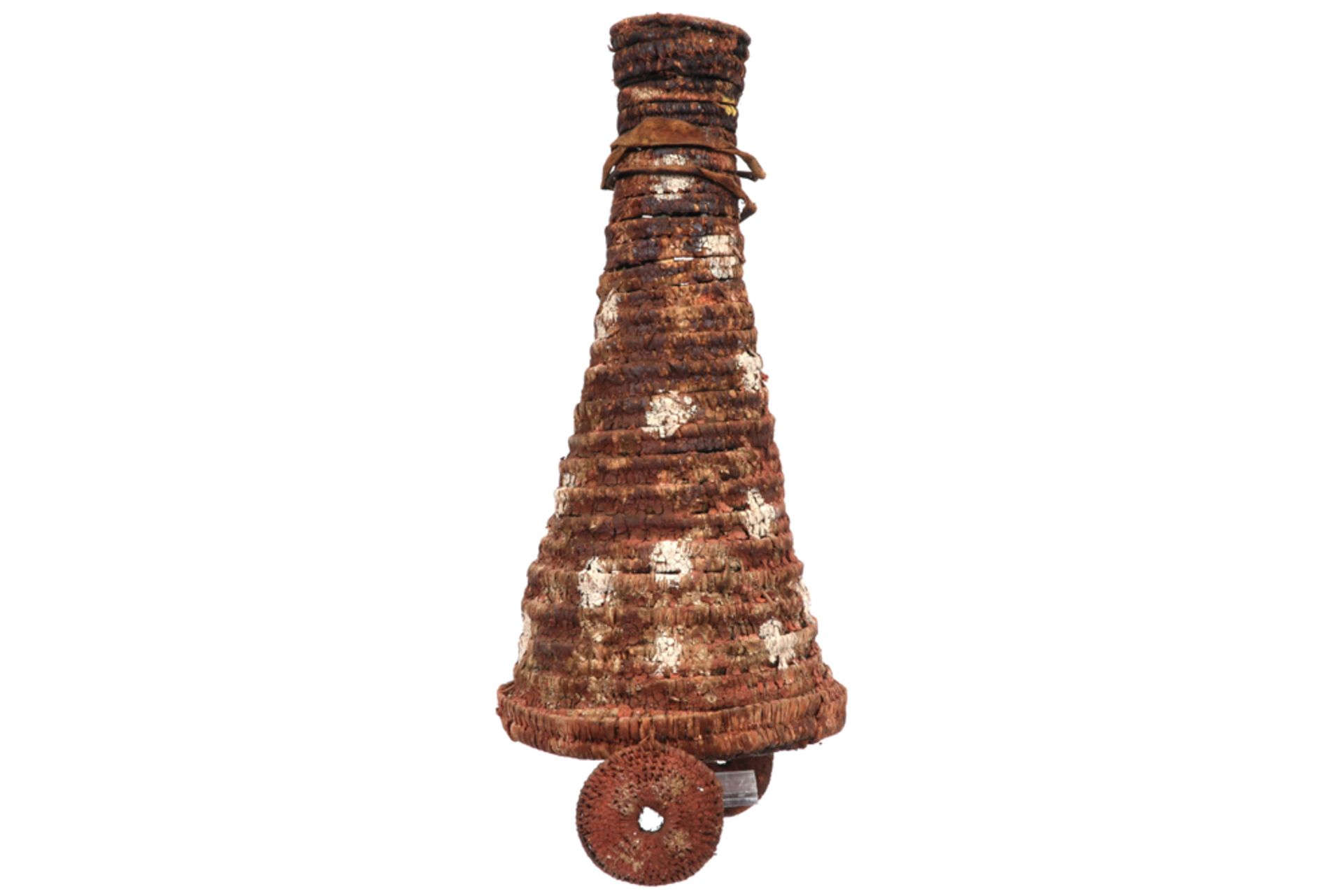 Papua New Guinean Mendi ceremonial hat made of vegetal fibres with red and white polychromy || - Image 2 of 5