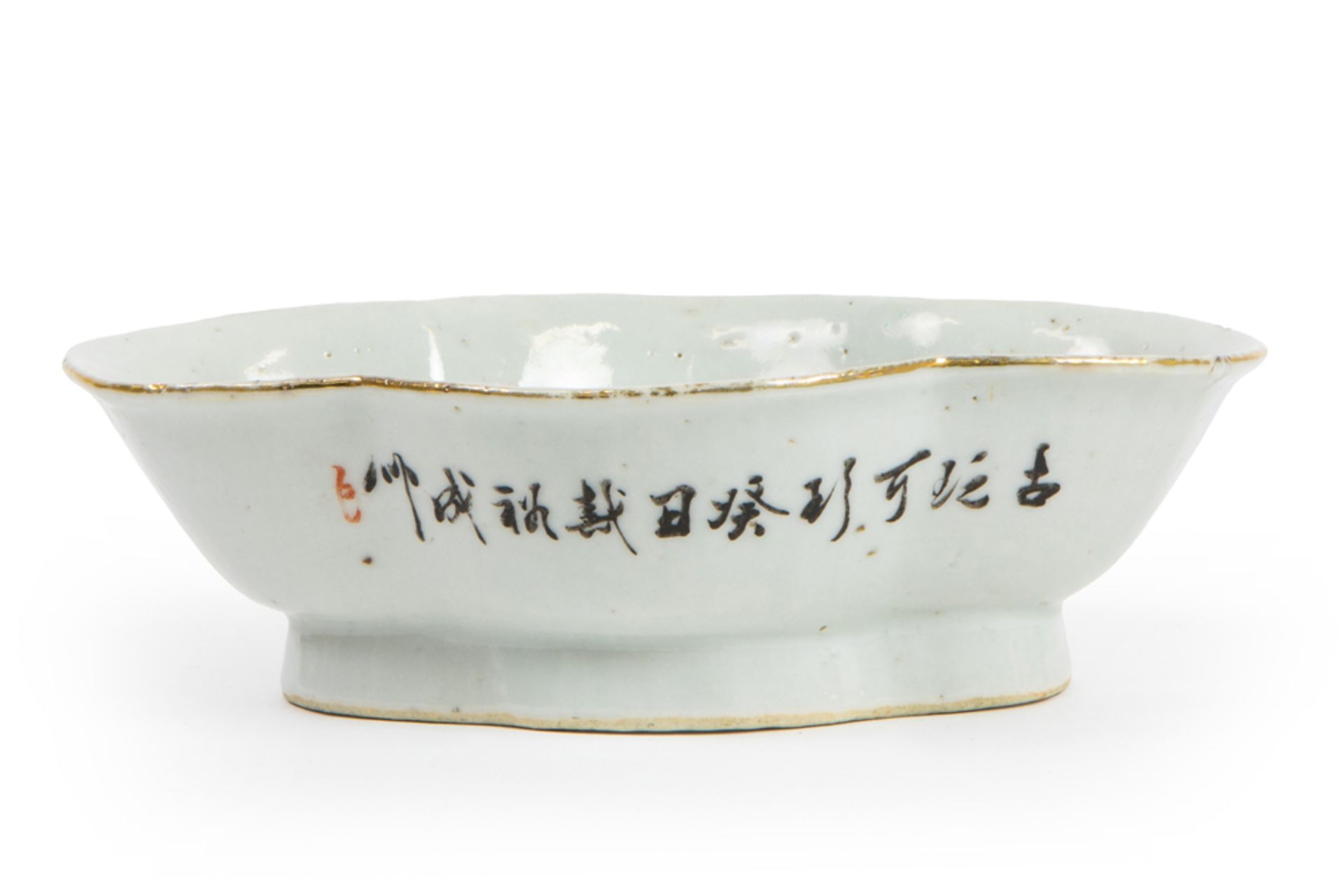 antique Chinese bowl in marked porcelain with a polychrome decor || Antiek Chinees niervormig - Bild 3 aus 3