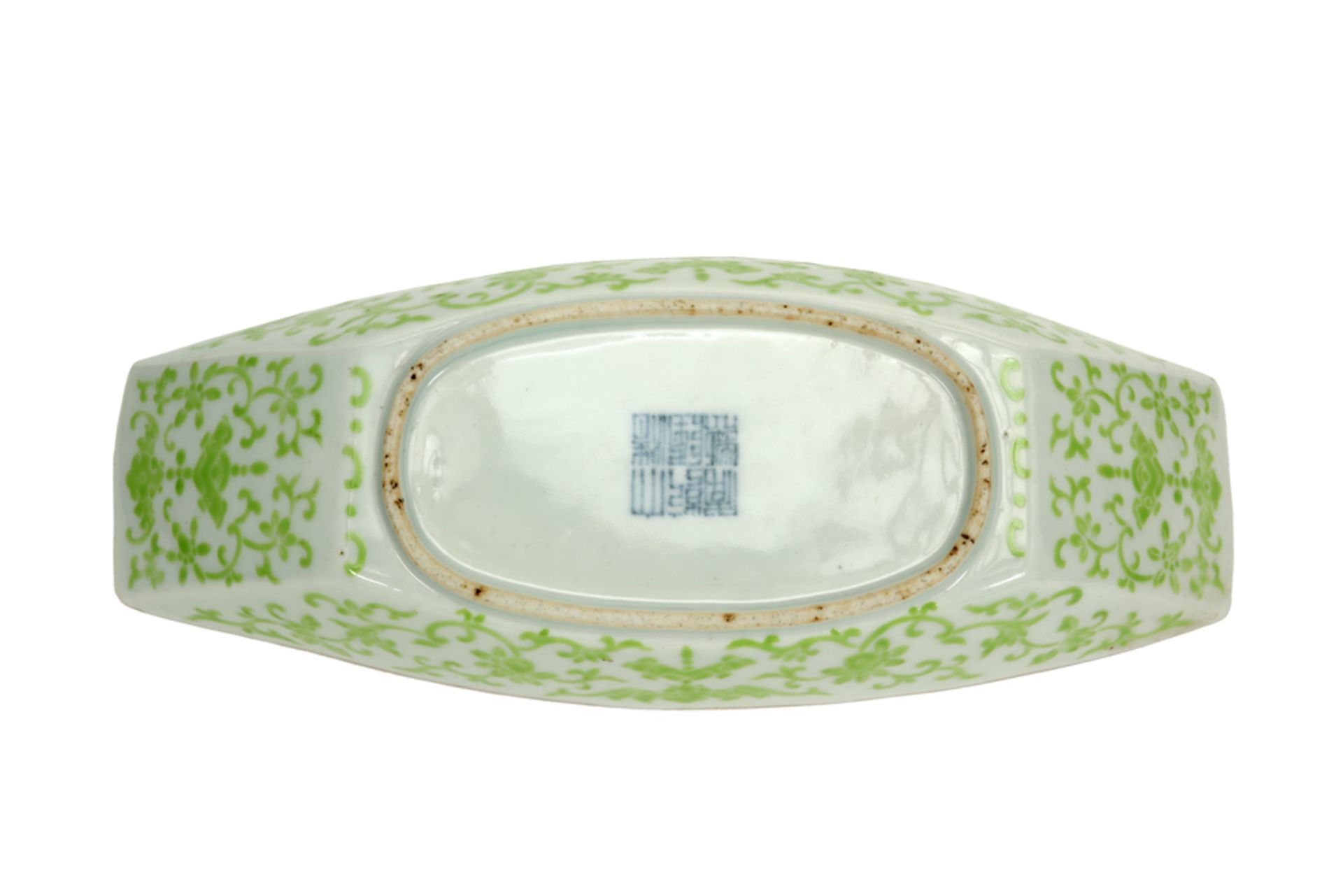 Chinese boat-shaped dish in marked porcelain with a floral decor in green || Chinees bootvormig - Bild 3 aus 4