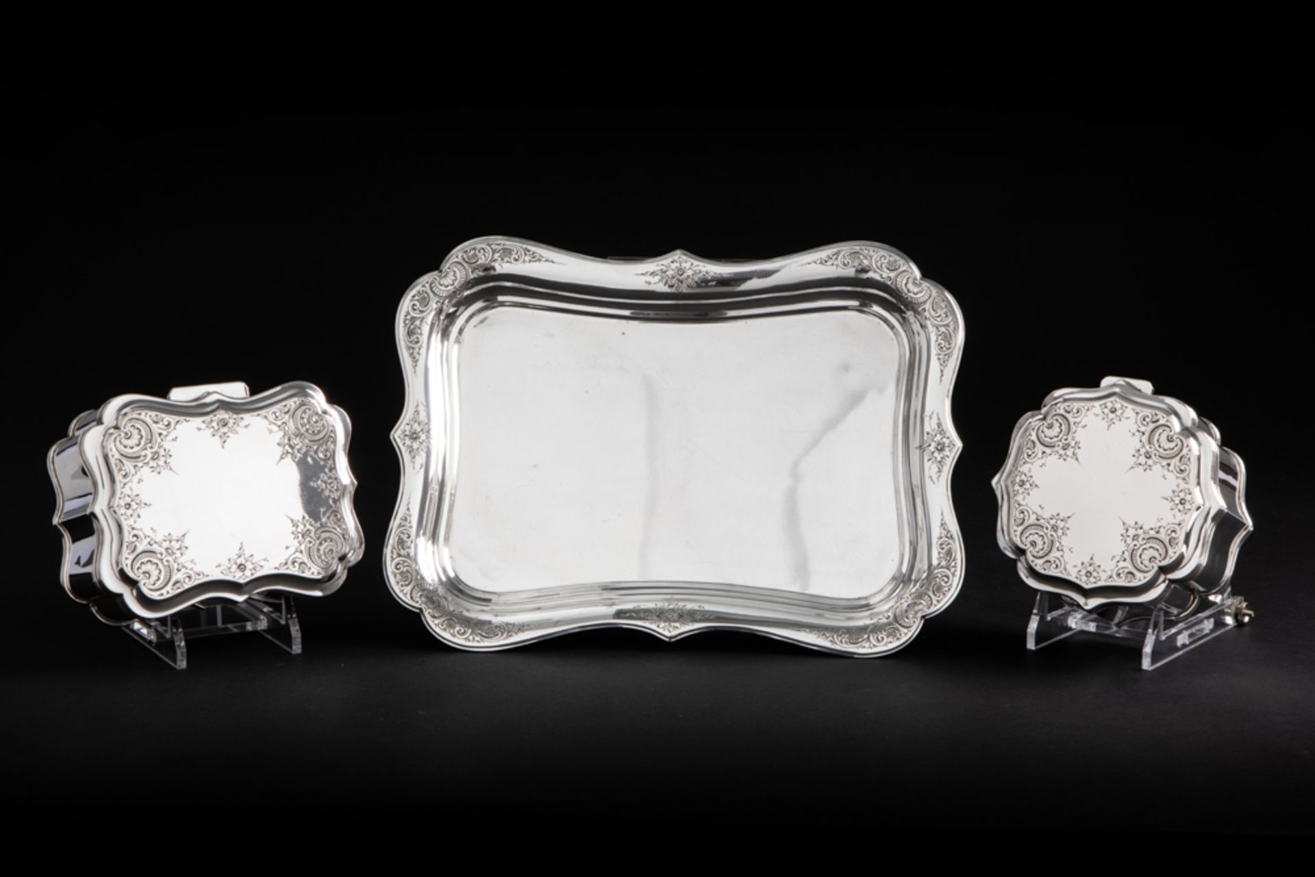 19th Cent. Dutch set of two lidded cookie boxes on their tray in marked silver || PIETER PIETERSE - Image 2 of 6
