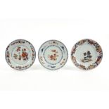 three 18th Cent. Chinese plates in porcelain with Imari decor || Lot van drie achttiende eeuwse