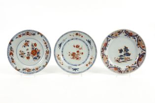 three 18th Cent. Chinese plates in porcelain with Imari decor || Lot van drie achttiende eeuwse
