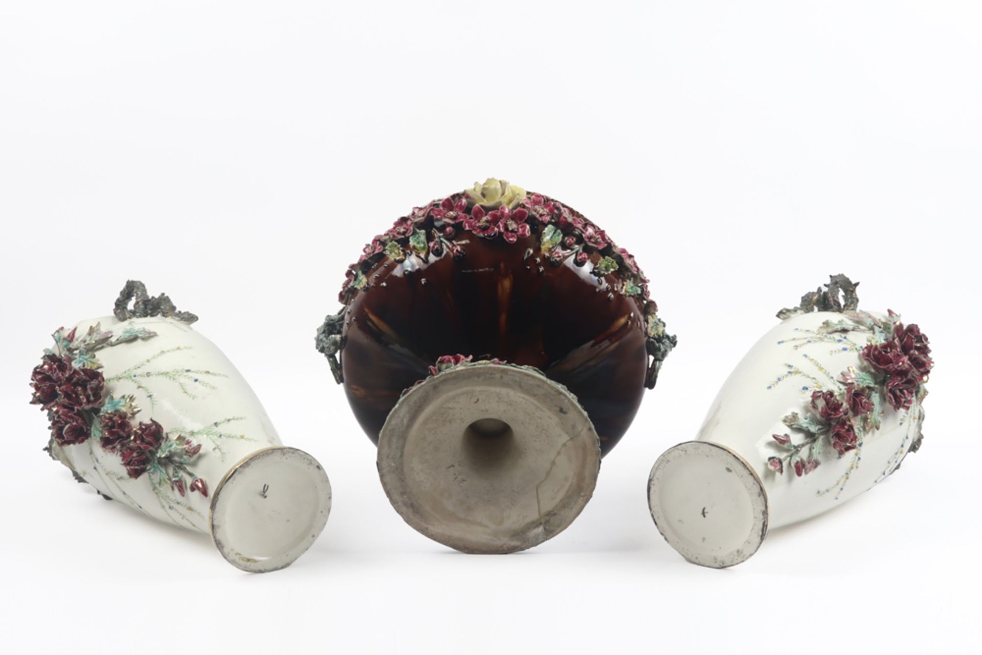 three pieces of antique "Barbotine" ceramic || Lot (3) antieke zgn "Barbotine" faïence met een - Image 4 of 5