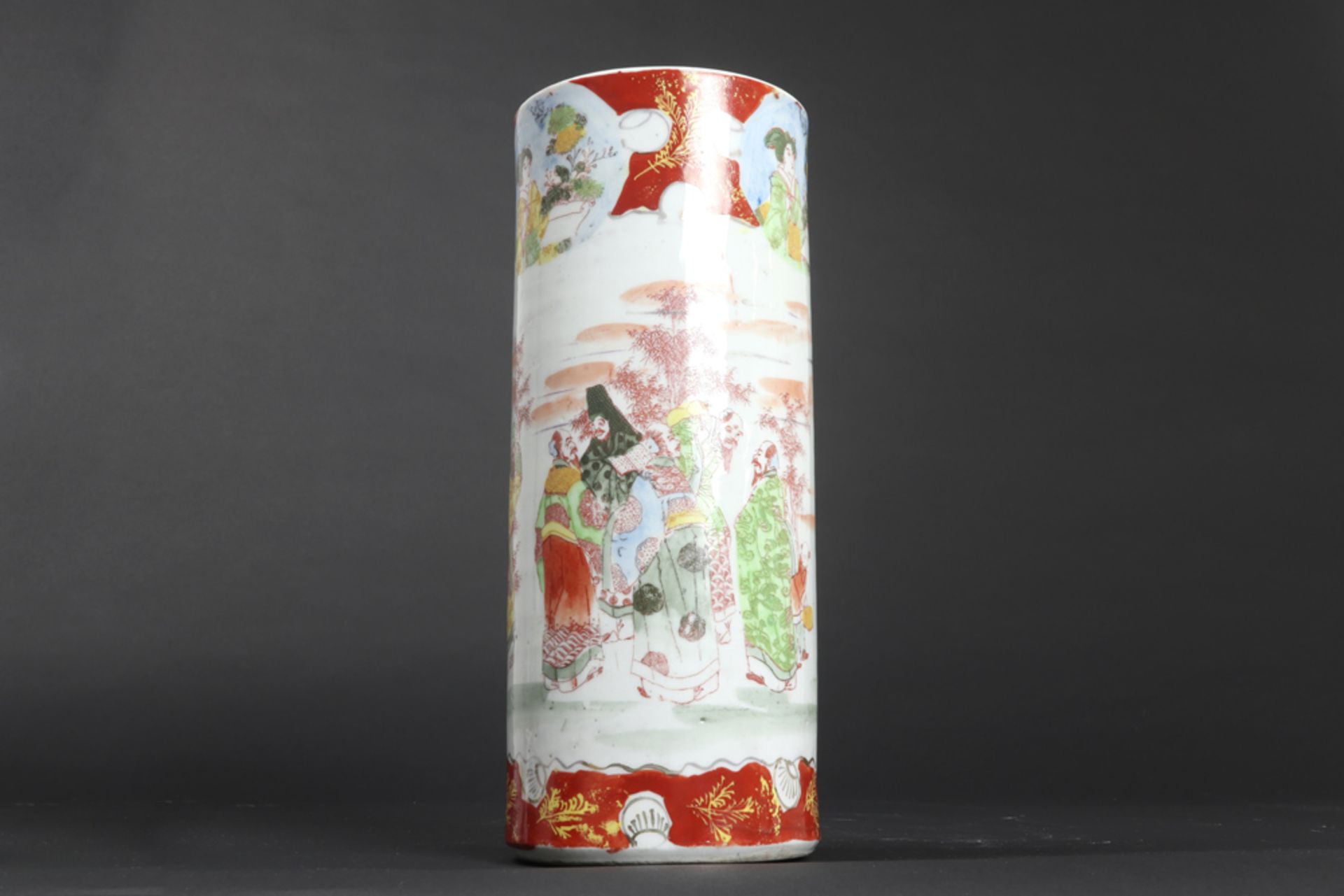 six pieces of Chinese and Japanese porcelain amongst which a marked Chinese republic period lidded - Bild 8 aus 8