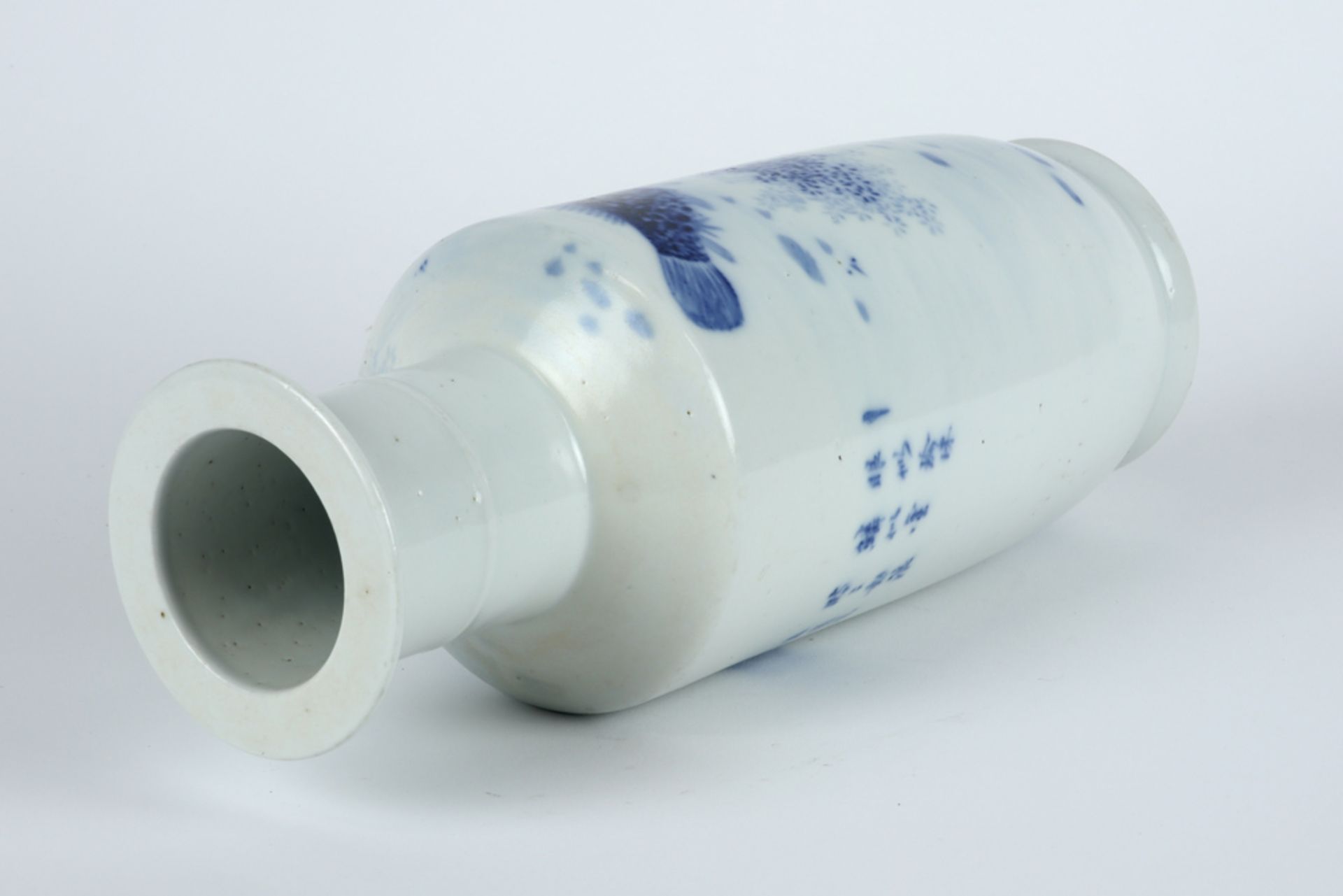 antique Japanese vase in porcelain with a blue-white decor with kois || Antieke Japanse vaas in - Image 3 of 4