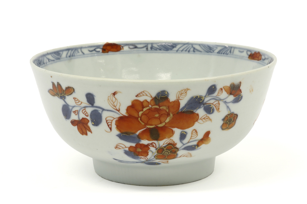 18th Cent. Chinese bowl in porcelain with a floral Imari decor || Achttiende eeuwse Chinese bowl