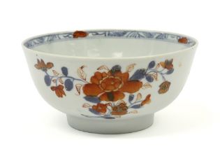 18th Cent. Chinese bowl in porcelain with a floral Imari decor || Achttiende eeuwse Chinese bowl