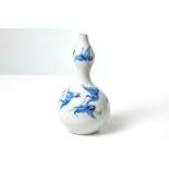 antique Japanese flask in porcelain with a blue-white decor with birds || Antieke kalebasvormige