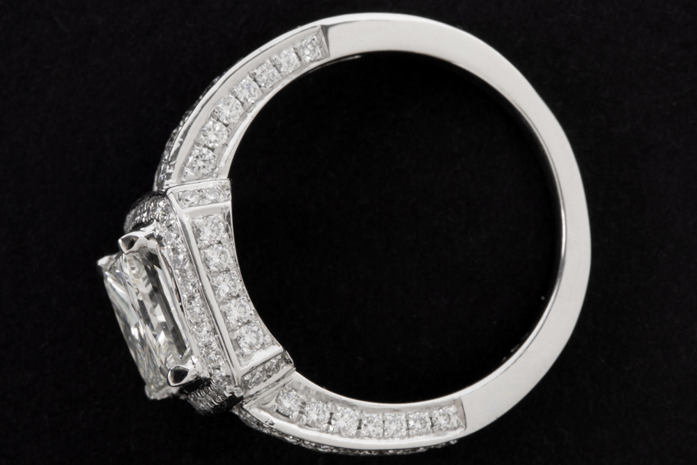classy ring in white gold (18 carat) with a central 2,03 carat high quality princess' cut diamond - Image 2 of 3