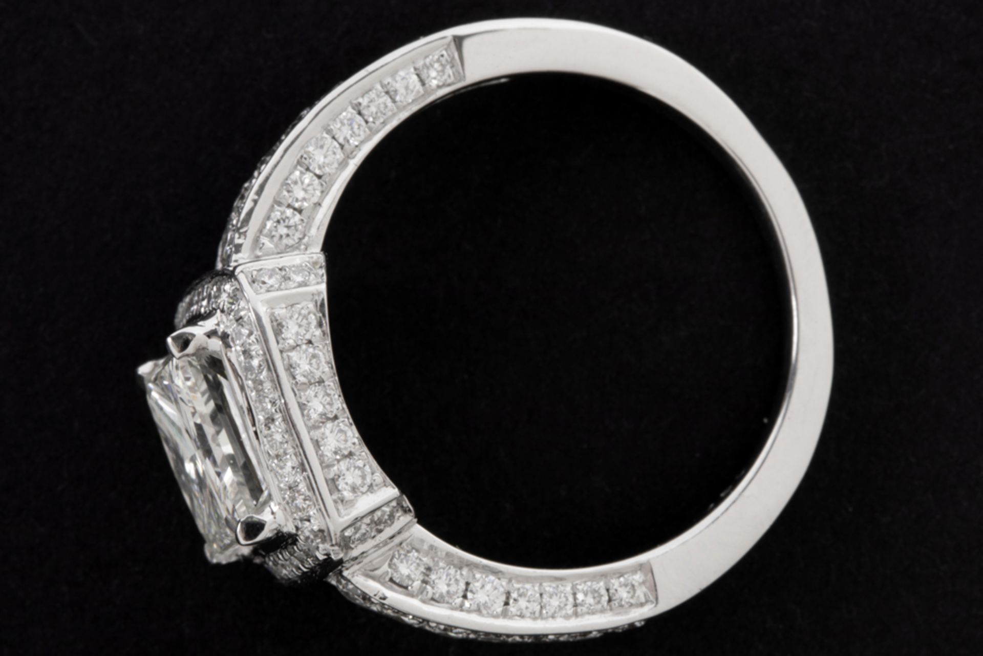 classy ring in white gold (18 carat) with a central 2,03 carat high quality princess' cut diamond - Bild 2 aus 3