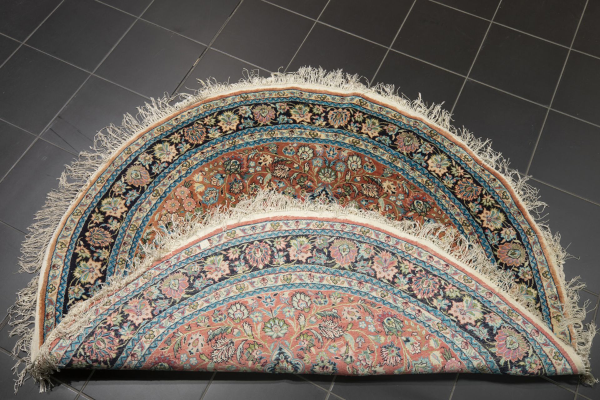 round hand knotted Sino Tabriz in silk || Ronde handgeknoopte Sino-Tabriz in zijde op zijde met - Image 2 of 2