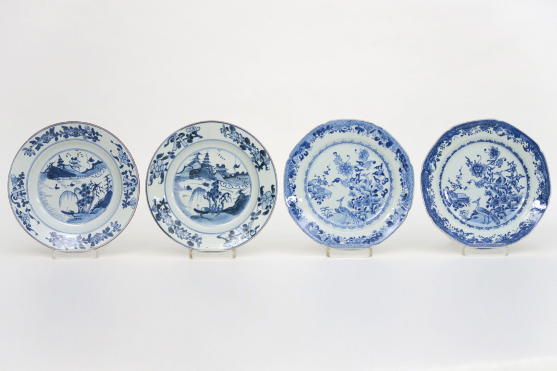 two pairs of 18th Cent. Chinese plates in porcelain with a blue-white decor || Lot (4) met twee paar