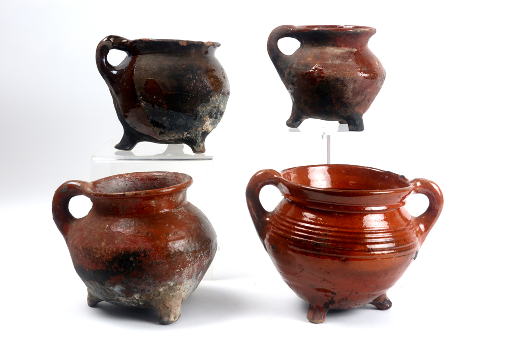 four Flemish/Low Countries cooking pots to be dated around 1500 in earthenware || Lot van vier Zuid- - Image 2 of 4