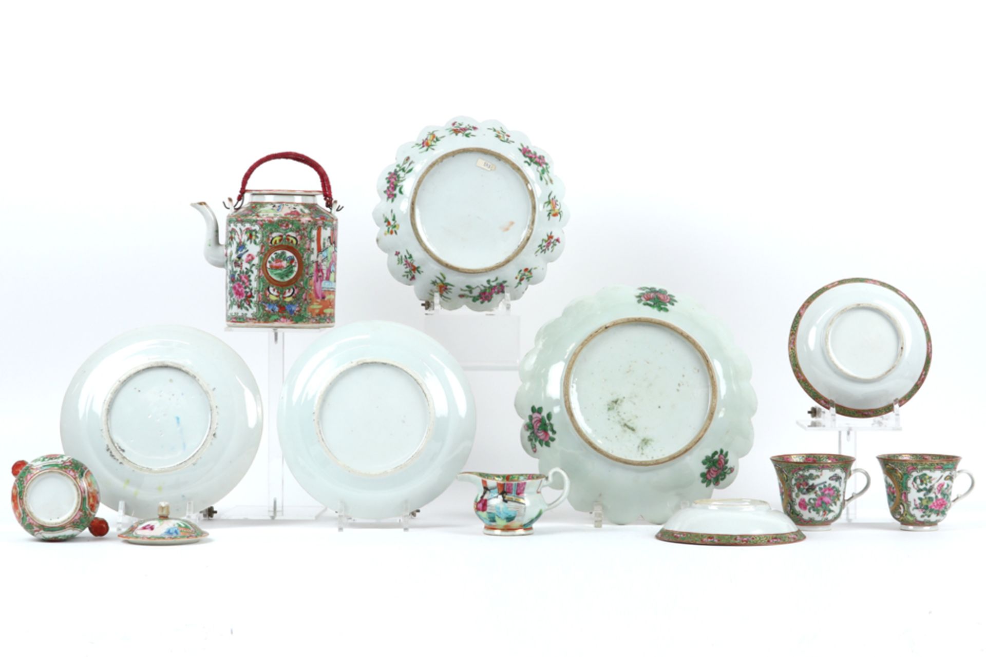 19th Cent. Chinese coffee set (11 pcs) in porcelain with a Cantonese decor || Negentiende eeuws - Bild 2 aus 2