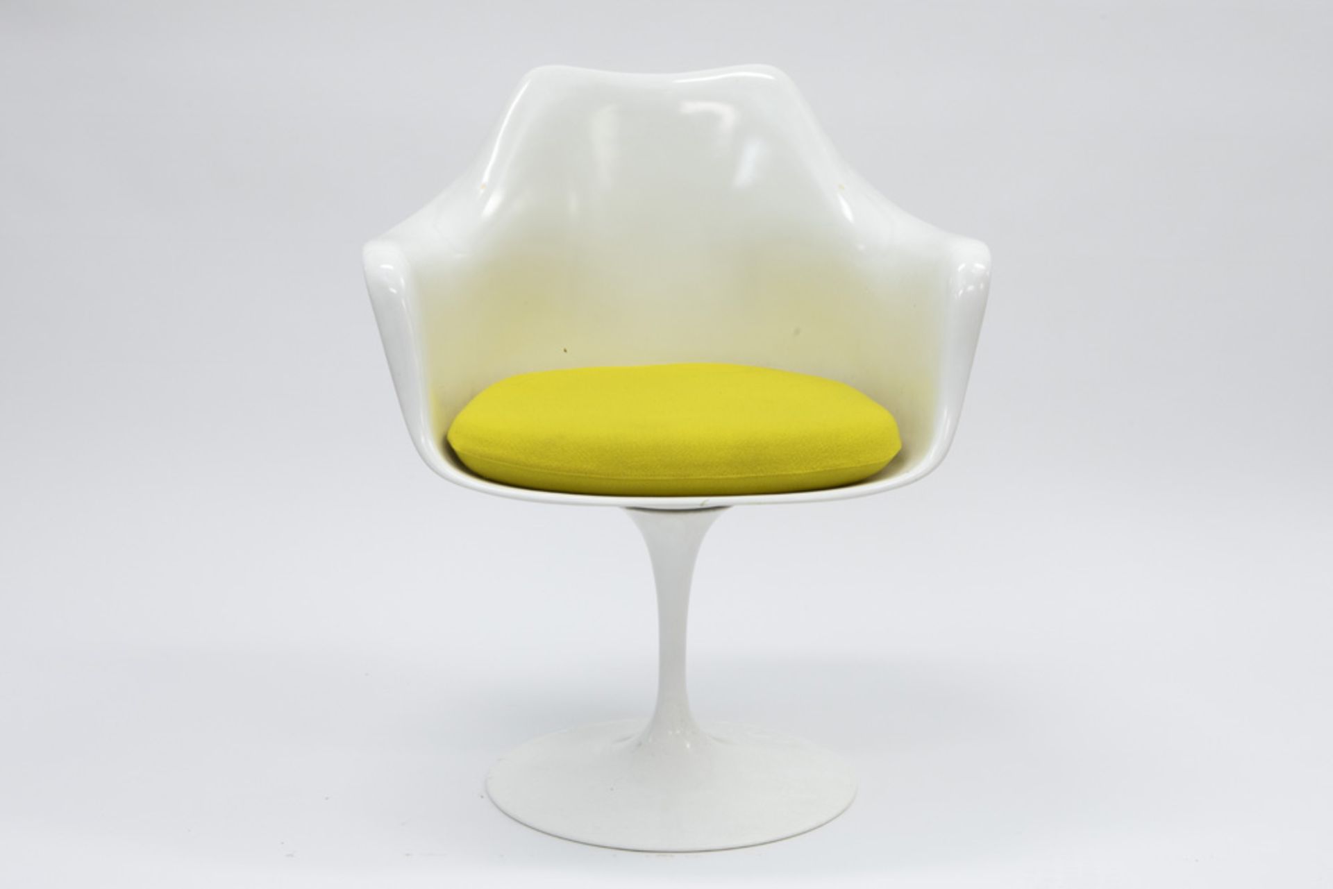 white design chair on rotating foot with a yellow cushion || Witte design kuipzetel op draaivoet met