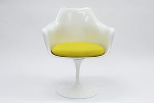 white design chair on rotating foot with a yellow cushion || Witte design kuipzetel op draaivoet met