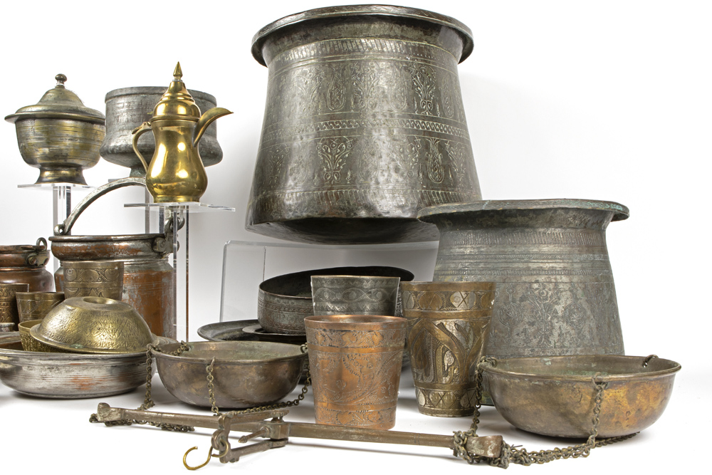 nice lot with several Middle-Eastern items in bronze || Mooi lot bronzen recipiënten uit het - Image 3 of 4