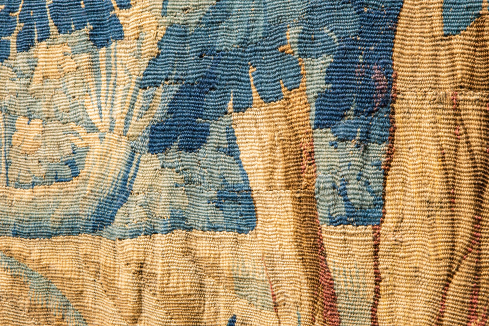 17th Cent. presumably Flemish tapestry || Zeventiende eeuws, allicht Vlaams, wandtapijt met - Image 5 of 6