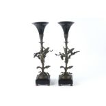 pair of Renaissance style vases with bronze base || Paar neorenaissance-siervazen met bronzen