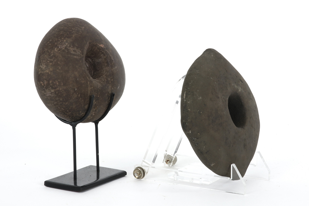 two Papua New Guinean stone head breaks || PAPOEASIE NIEUW - GUINEA twee stenen knotsen voor het - Image 2 of 3