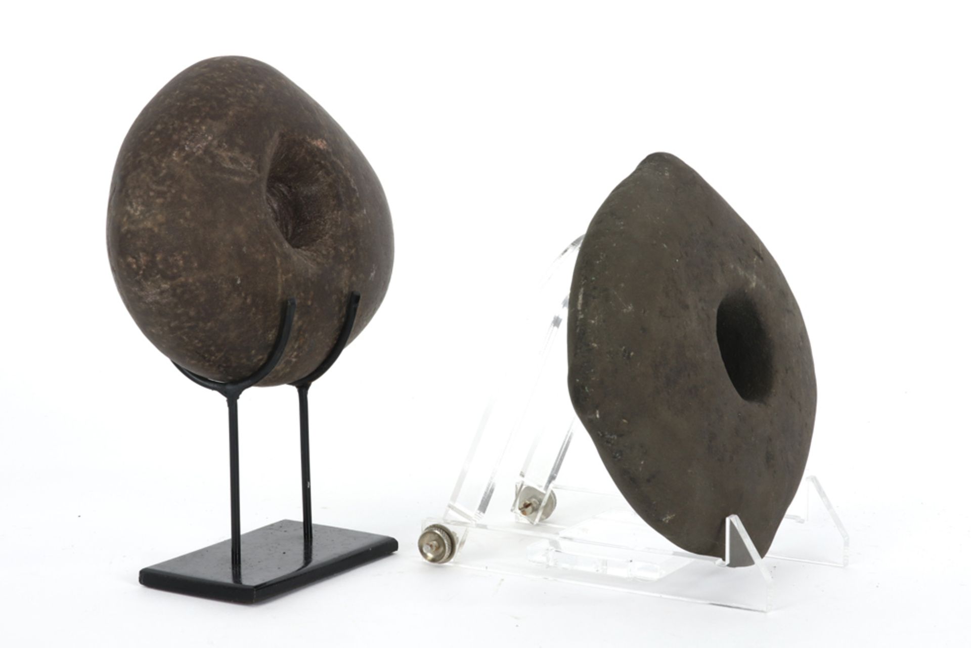 two Papua New Guinean stone head breaks || PAPOEASIE NIEUW - GUINEA twee stenen knotsen voor het - Bild 2 aus 3