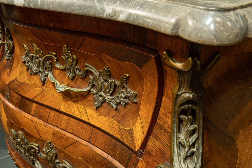 'antique' Louis XV style chest of drawers in marquetry with mountings in bronze, four drawers and - Image 4 of 4