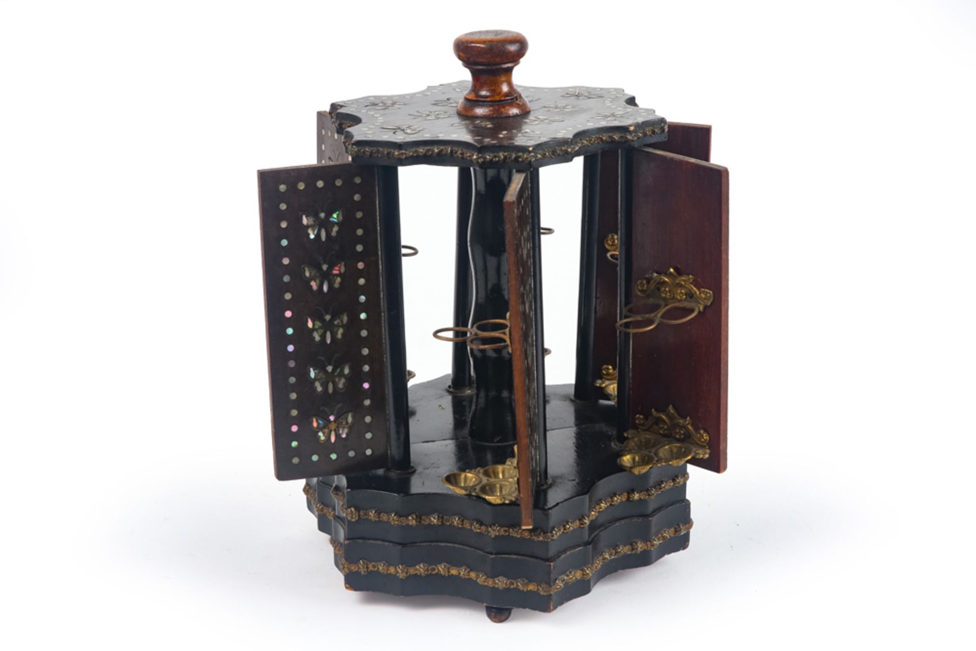 antique cigars' cellaret with musical box in ebonised wood with inlay of mother of pearl || Antiek - Image 3 of 5