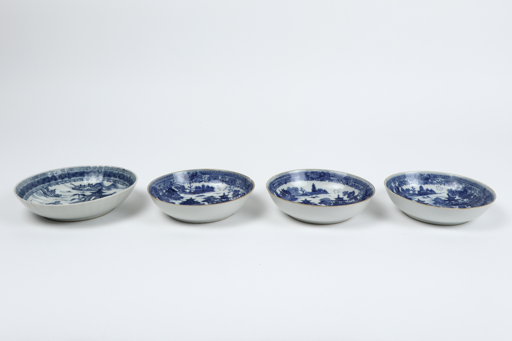 four small 18th Cent. Chinese plates in porcelain with a blue-white landscape decor || Lot van 4 - Image 3 of 3