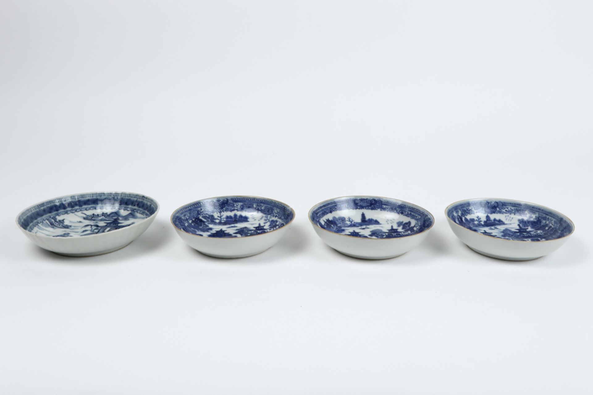 four small 18th Cent. Chinese plates in porcelain with a blue-white landscape decor || Lot van 4 - Bild 3 aus 3