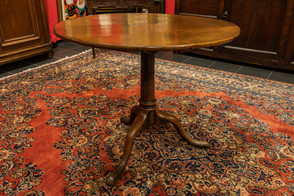 antique English "tilt top" table in oak || Antieke zogenaamde "tilt top" - tafel in eik met rond