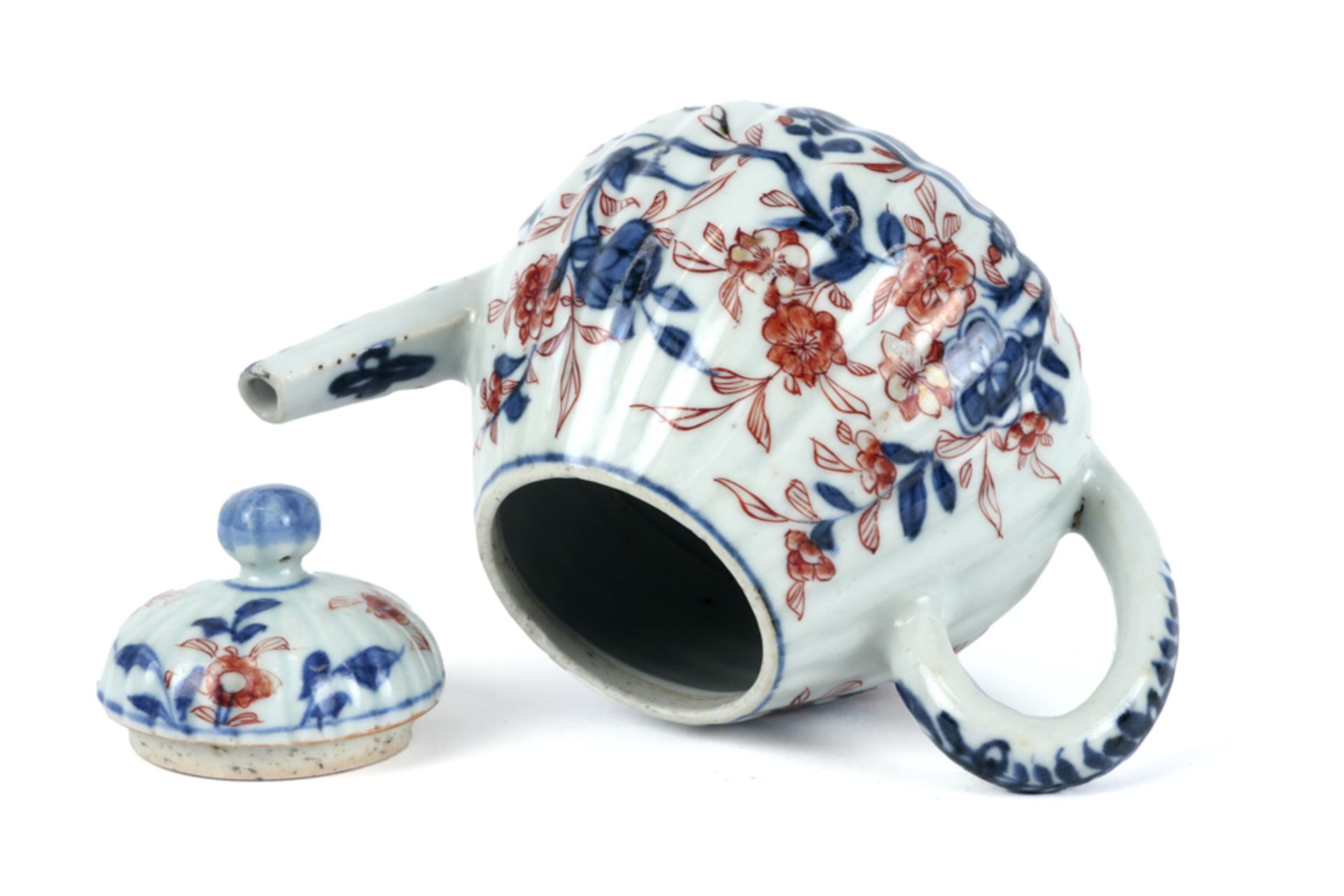 18th Cent. Chinese tea pot in porcelain with an Imari decor || Achttiende eeuwse Chinese theepot met - Bild 4 aus 5