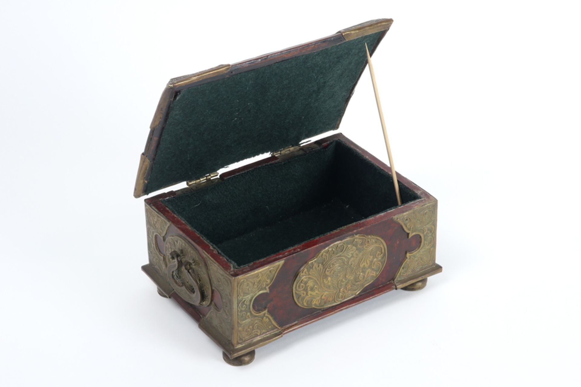 probably 18th Cent. document's box in burr of walnut and oak with mountings in brass || Allicht - Image 4 of 4