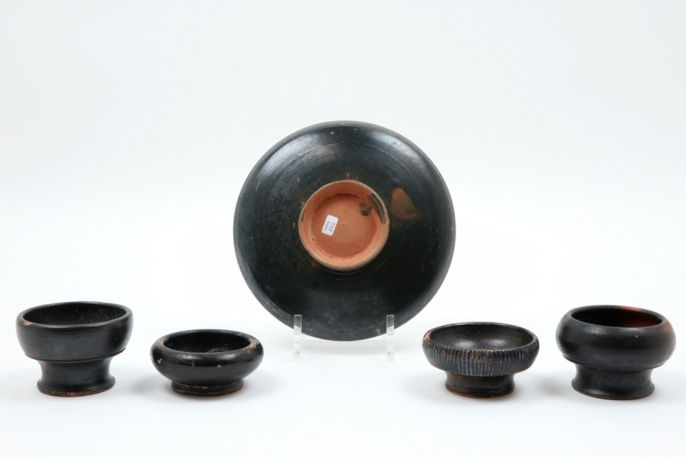 five small Ancient Greece dishes in black varnished earthenware || OUD GRIEKENLAND - 4° /3° EEUW - Image 2 of 4