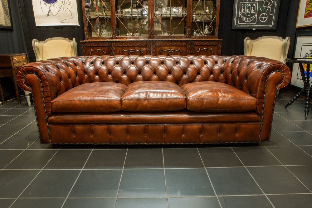leather Chesterfield sofa || Chesterfield driezitcanapé in leder