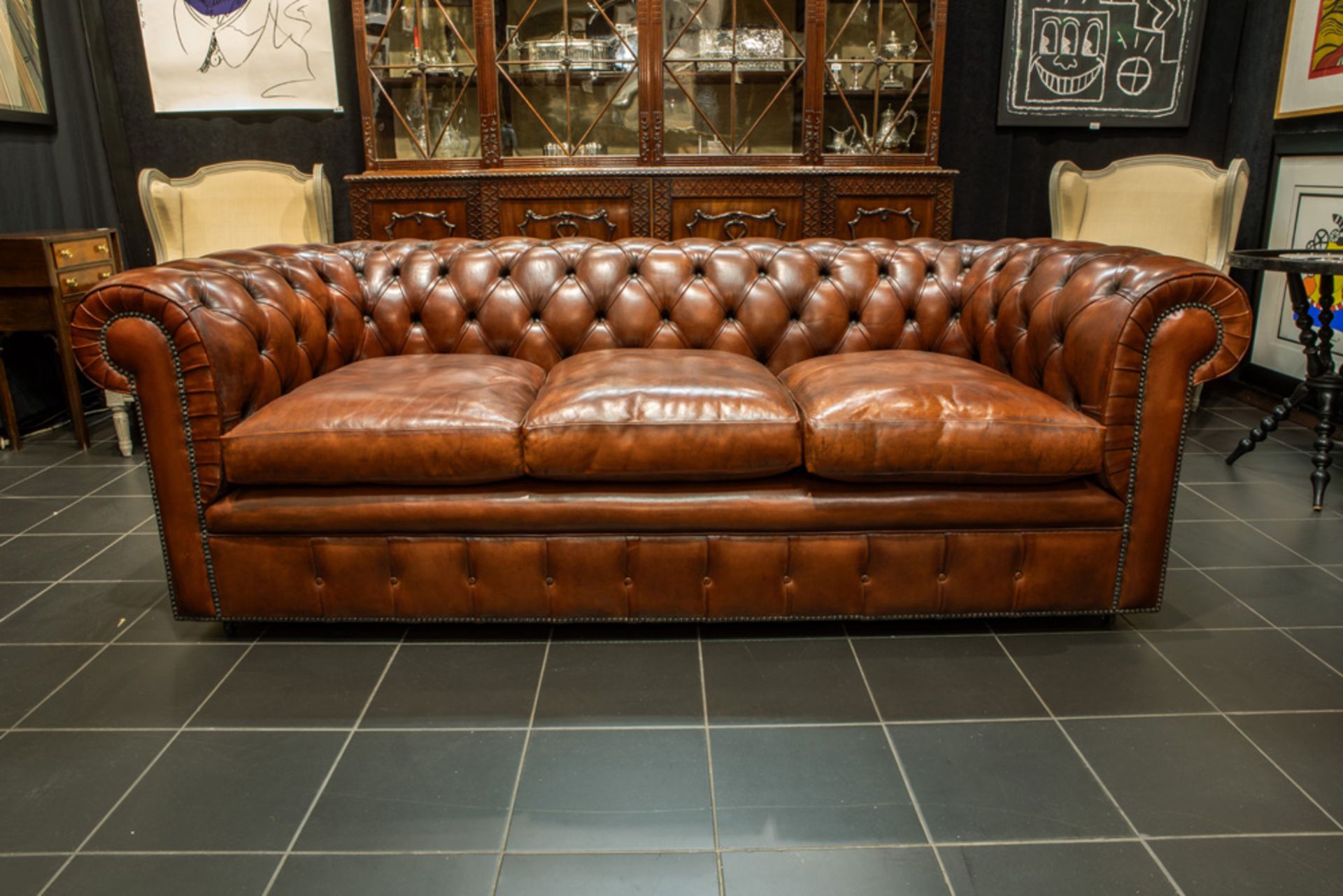 leather Chesterfield sofa || Chesterfield driezitcanapé in leder