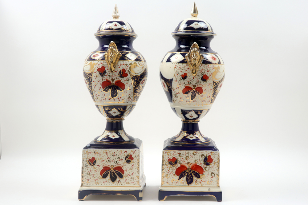 pair of antique lidded vases in ceramic with a polychrome decor || Paar vrij grote antieke - Image 5 of 8