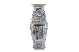 antique Chinese vase in porcelain with a polychrome decor with figures || Antieke Chinese vaas in