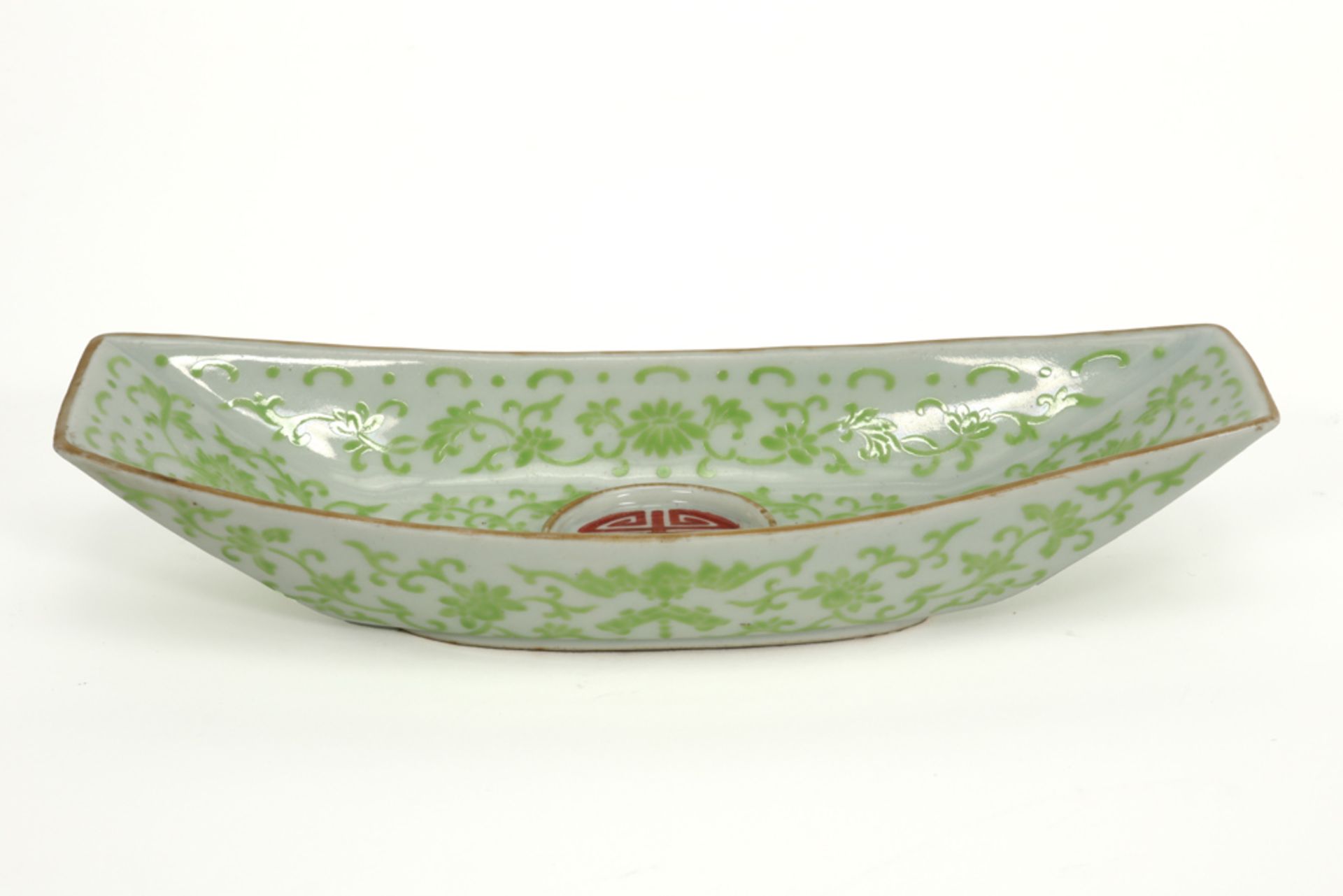Chinese boat-shaped dish in marked porcelain with a floral decor in green || Chinees bootvormig