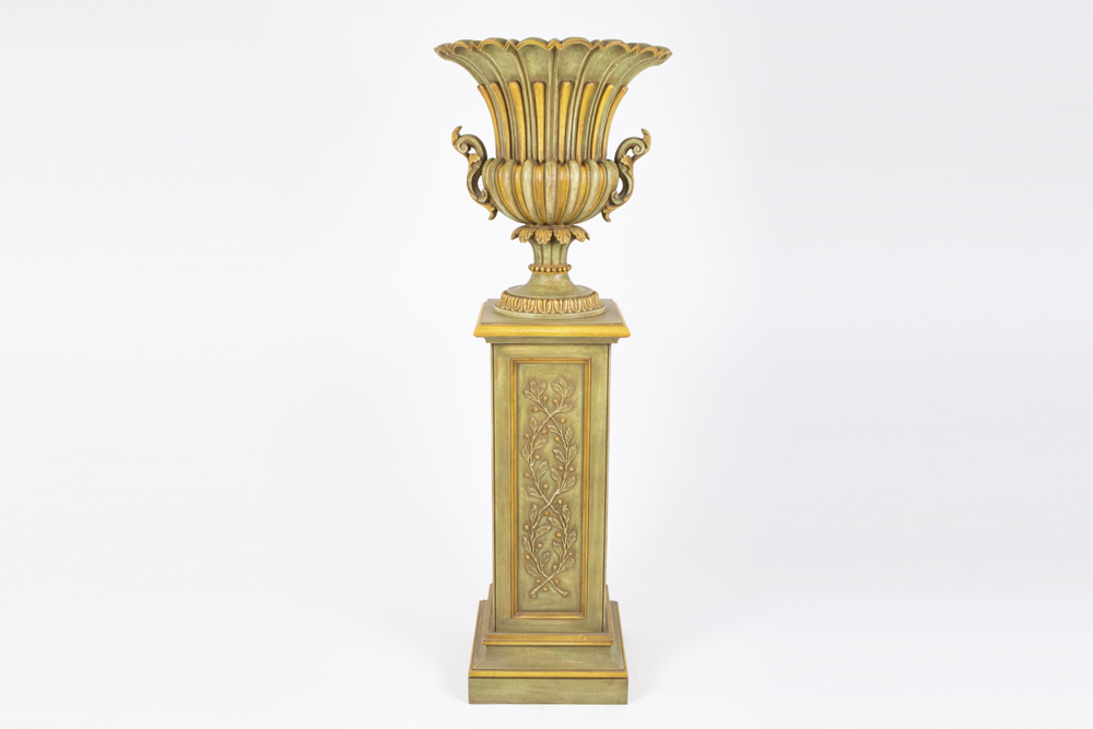 neoclassical urn in wood on a pedestal in painted wood || Neoclassicistische, in hout - Image 4 of 4