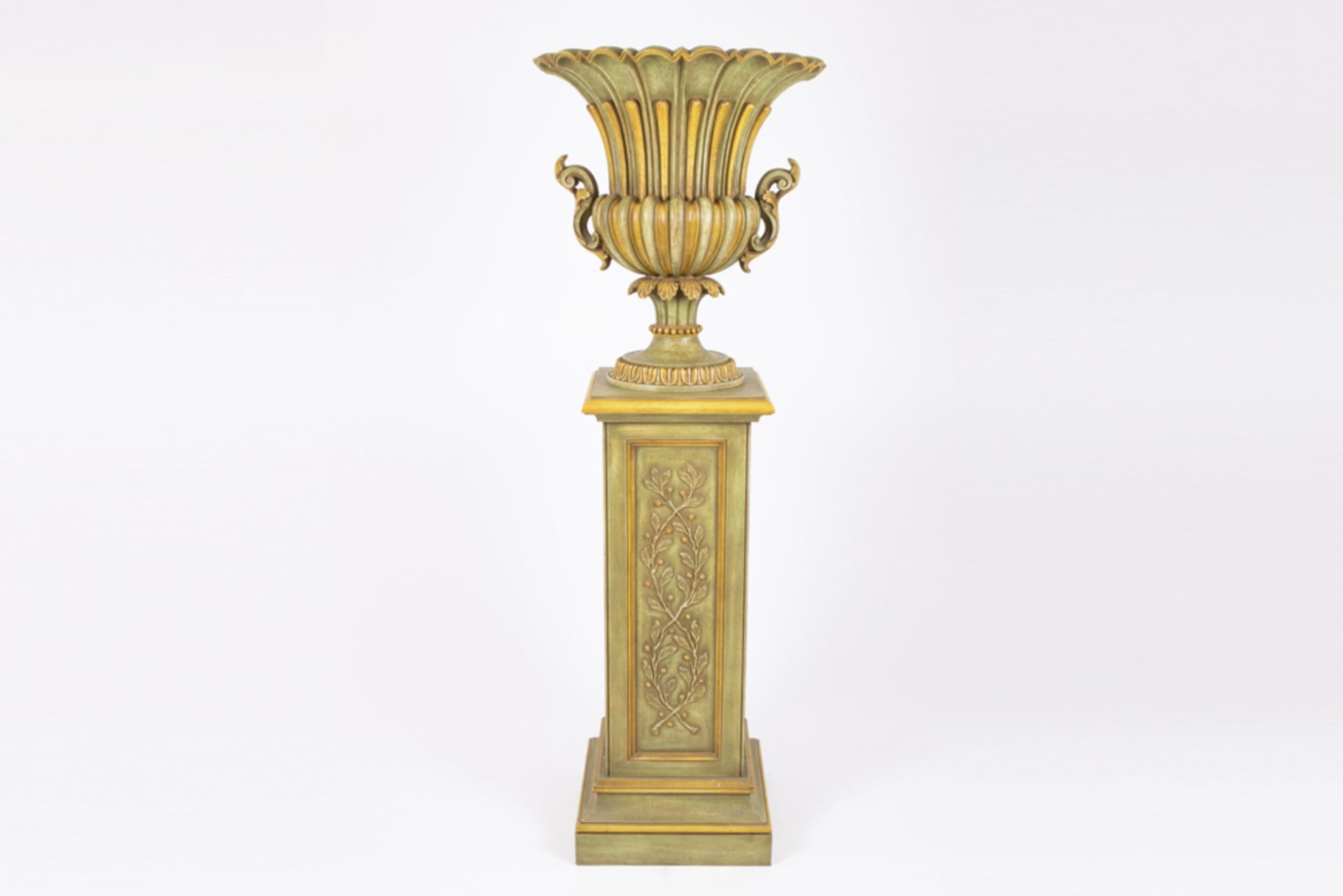 neoclassical urn in wood on a pedestal in painted wood || Neoclassicistische, in hout - Bild 4 aus 4