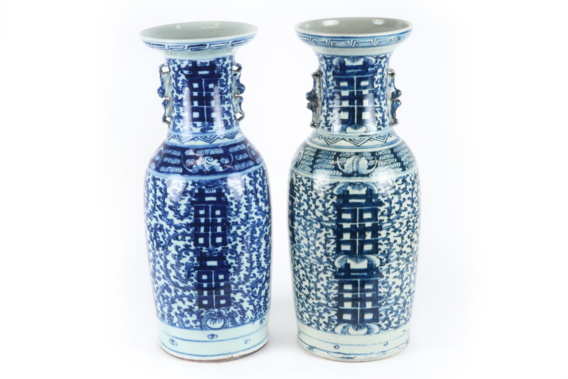 two Chinese vases in porcelain with a blue-white decor || Lot van twee Chinese vazen in porselein - Image 3 of 5