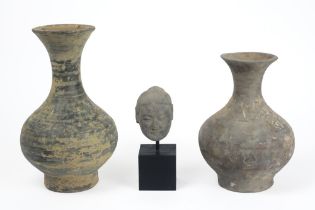 three Chinese Han Dynasty earthenware pieces : two vases and a head || CHINA - HAN - DYNASTIE (206