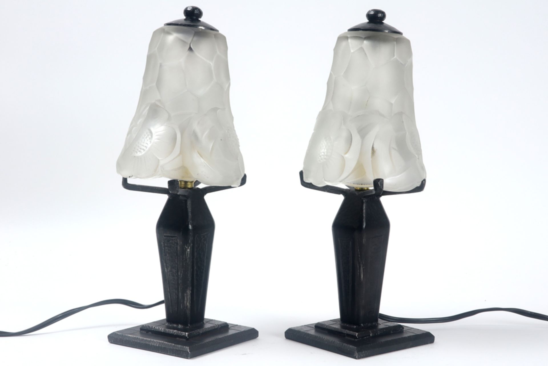 pair of Degué signed Art Deco lamps in wrought iron and glass || DEGUE paar Art Deco-lampen met voet - Image 4 of 4
